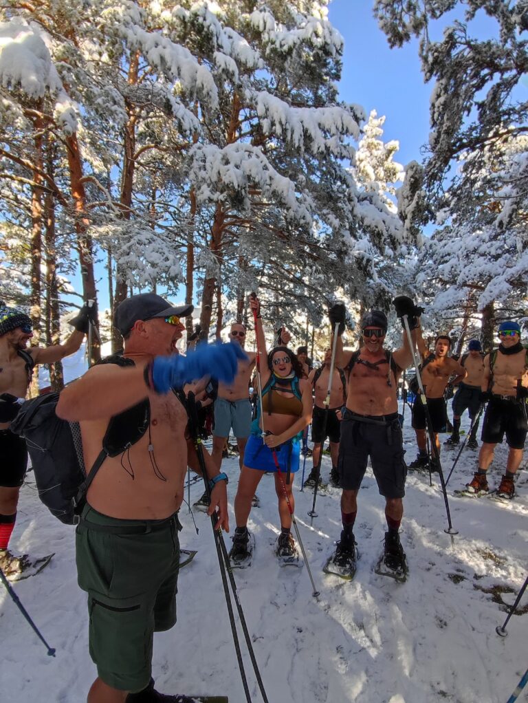 El grupo del retiro celebrando entre pinos nevados con raquetas