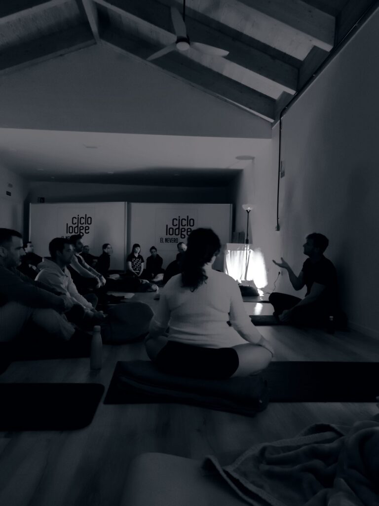 Sesión de respiración en sala durante el retiro en Ciclo Lodge