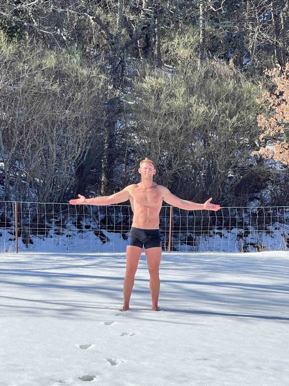 Luke Wills, fundador de CryoPro, en la nieve